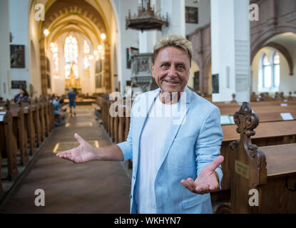 Leipzig, Allemagne. 30 juillet, 2019. Hans-Jürgen Beyer est à la Thomaskirche à Leipzig, où tout a commencé. À l'âge de 10 ans, Beyer rejoint le Thomanerchor. Hansi Beyer a fait sa percée en 1974 avec son tube 'Tag für Tag'. Le 28 août 2019 il a fêté son 70e anniversaire. Credit : Hendrik Schmidt/dpa-Zentralbild/ZB/dpa/Alamy Live News Banque D'Images