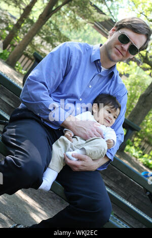 Père et fils, profiter de la journée au parc Banque D'Images