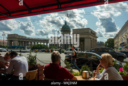 Cafe sur scène avenue Nevsky à l'ensemble de la Cathédrale de Kazan en été, St Petersbourg, Russie Banque D'Images