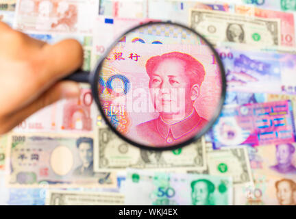 À l'aide d'une loupe pour rechercher la méthode de marché Asiatique Banque D'Images