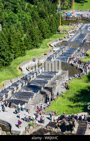 KASSEL, ALLEMAGNE LE 14 JUIN 2017 : jeux d'eau dans le célèbre le parc Bergpark Wilhelmshöhe à Kassel. Banque D'Images