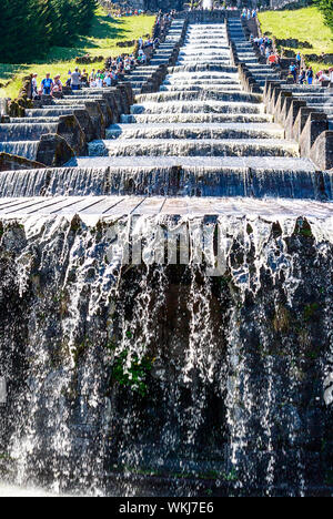 KASSEL, ALLEMAGNE LE 18 JUIN 2014 : jeux d'eau dans le célèbre le parc Bergpark Wilhelmshöhe à Kassel. Banque D'Images