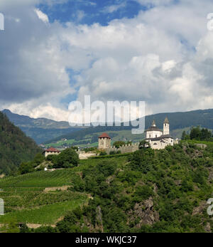 CHIUSA, Alto Adige, Italie - 31 août 2019 : Vue vers le monastère / couvent / couvent et vignobles. Le Tyrol du Sud. Banque D'Images