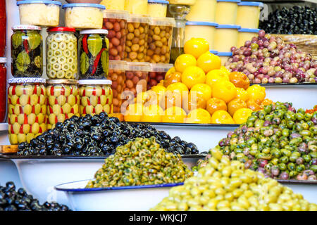 Éventail coloré de bols de assortiment olives et pickles en pots sur l'affichage à un marché de producteurs ou country store Banque D'Images