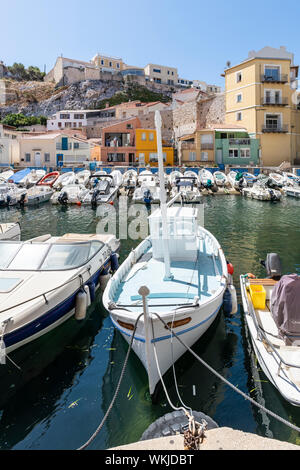 Bateau traditionnel dans le port touristique de Vallon des Auffes au cœur de Marseille, sud de la France, Europe Banque D'Images