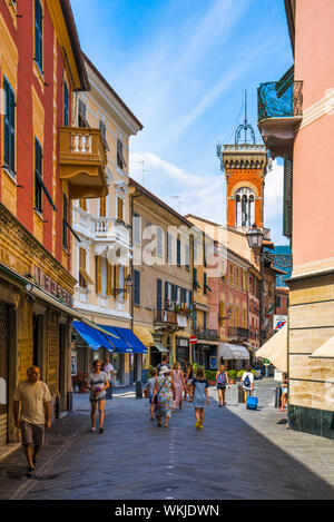 Sestri Levante, Ligurie, Italie - 16 août 2019 : station balnéaire sur la Riviera Levante / les rues de la ville / maisons colorées avec des magasins et un café Banque D'Images