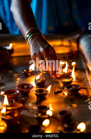 Bougies allumées dans le temple indien. Diwali - la fête des lumières. Banque D'Images