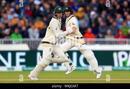 L'Australie Steve Smith (à droite) et Marnus Labuschagne au cours de la première journée de la quatrième épreuve à cendres Unis Old Trafford, Manchester. Banque D'Images