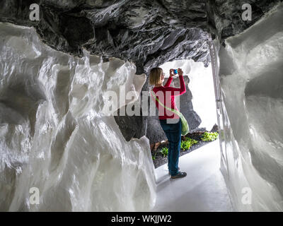 Cesar Manrique blanchis à la maison bulle volcanique de l'intérieur du tunnel et visiteuse de prendre la capture d'images photo smartphone Lanzarote Iles Canaries Espagne Banque D'Images