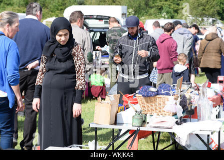 CHELMSFORD, ESSEX/ANGLETERRE - 1ER JUIN 2019 - Les personnes qui désirent visiter le coffre d'une voiture à vendre à Boreham Essex où ils peuvent acheter à bas prix et éléments inhabituels au cours de la somme Banque D'Images