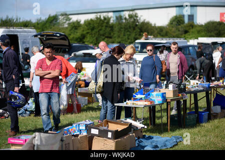 CHELMSFORD, ESSEX/ANGLETERRE - 1ER JUIN 2019 - Les personnes qui désirent visiter le coffre d'une voiture à vendre à Boreham Essex où ils peuvent acheter à bas prix et éléments inhabituels au cours de la somme Banque D'Images