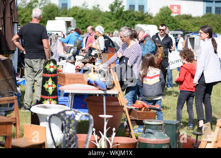 CHELMSFORD, ESSEX/ANGLETERRE - 1ER JUIN 2019 - Les personnes qui désirent visiter le coffre d'une voiture à vendre à Boreham Essex où ils peuvent acheter à bas prix et éléments inhabituels au cours de la somme Banque D'Images