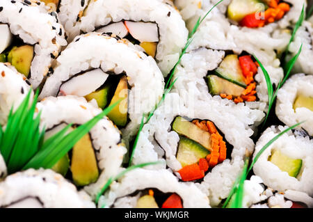 Close up sur le plateau d'assortiment de hors-d'sushi Banque D'Images