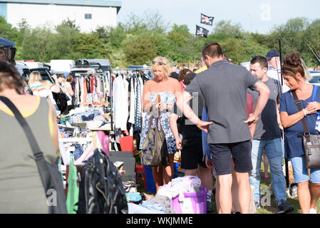 CHELMSFORD, ESSEX/ANGLETERRE - 1ER JUIN 2019 - Les personnes qui désirent visiter le coffre d'une voiture à vendre à Boreham Essex où ils peuvent acheter à bas prix et éléments inhabituels au cours de la somme Banque D'Images