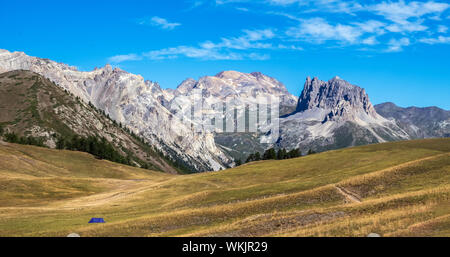 Blue tente dans les montagnes près de Nevache. Camping dans les montagnes. Alpes françaises Banque D'Images