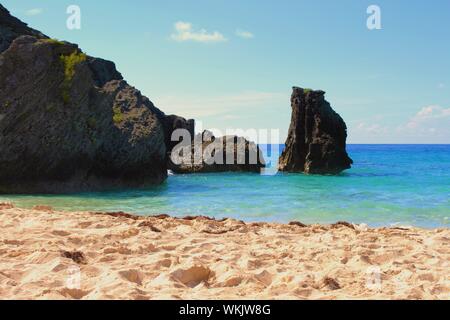 Une section de la belle "Hidden Beach", une plage isolée Cove sur l'île des Bermudes, avec la mer et les eaux turquoise idyllique de sable blanc. Banque D'Images