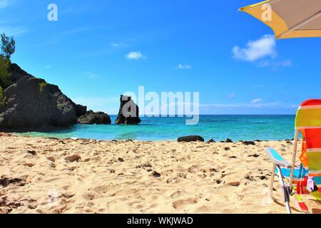 D'un coup conceptuel destination de vacances idyllique. Un endroit isolé, Paradise Beach à Miami, avec soleil, mer turquoise, sable blanc, parasol et transat. Banque D'Images