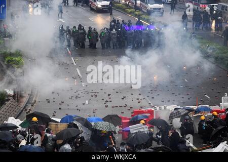 Beijing, Chine. 12Th Mar, 2019. Des manifestants radicaux confronter avec les agents de police à Tsuen Wan, dans l'ouest de nouveaux territoires du sud de la Chine, Hong Kong, le 25 août 2019. Source : Xinhua/Alamy Live News Banque D'Images