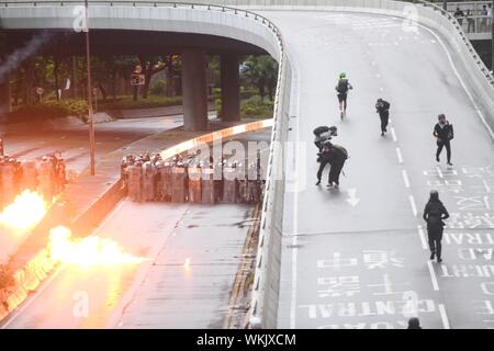 Beijing, Chine. 12Th Mar, 2019. Quelques manifestants radicaux cocktails Molotov sur des policiers en amirauté du sud de la Chine à Hong Kong, le 31 août 2019. Source : Xinhua/Alamy Live News Banque D'Images