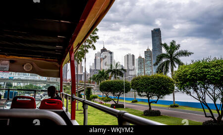 Panama city skyline skyscraper view de hop on hop off bus touristique Banque D'Images