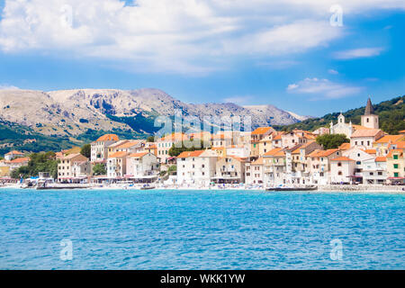 Vue panoramique de la ville de Baska, destination touristique populaire sur l'île de Krk, Croatie, Europe. Banque D'Images