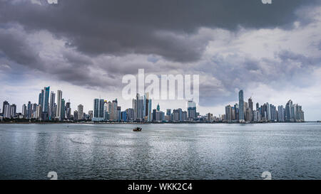 La ville de Panama, Skyline panorama avec de grands gratte-ciel et ciel nuageux Banque D'Images