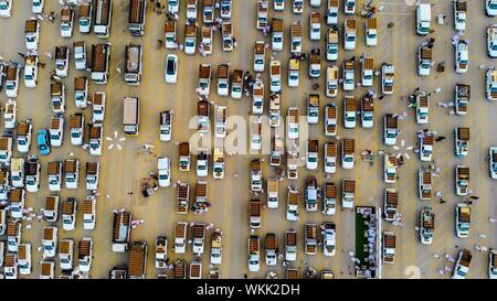 (190904) -- BURAYDAH, le 4 septembre 2019 (Xinhua) -- véhicules chargés de recueillir les dates de saison à un jour sur le marché de la ville de Buraydah, au nord de Riyadh, Arabie saoudite, le 29 août, 2019. Avec les dates de la saison bat son plein en Arabie Saoudite, de nombreuses variétés de dates sont le remplissage de gros et de détail à travers le royaume, qui compte le plus grand nombre de palmiers et de date est le troisième plus gros producteur de dattes fraîches à l'échelle mondiale. Pour aller avec 'caractéristique : plus grand marché dates grouille comme la saison des récoltes bat son plein" (CIC/document via Xinhua) Banque D'Images