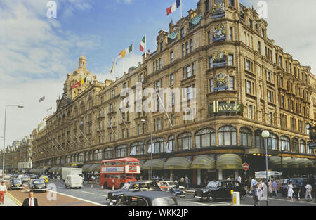 Harrods, Knightsbridge, Londres, Angleterre, Royaume-Uni. Circa 1980 Banque D'Images