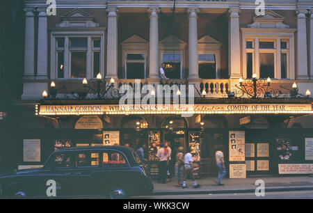 Willy Russell's Shirley Valentine jouer au Duke of York's Theatre, Londres, Angleterre, Royaume-Uni. Circa 1990 Banque D'Images