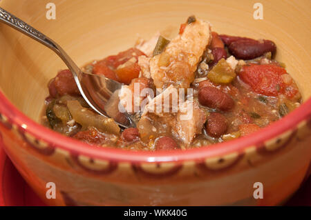 Bol de chili verde avec chunky porc soupe dans un bol avec une cuillère. De copieux ragoût maison de la nourriture. Banque D'Images