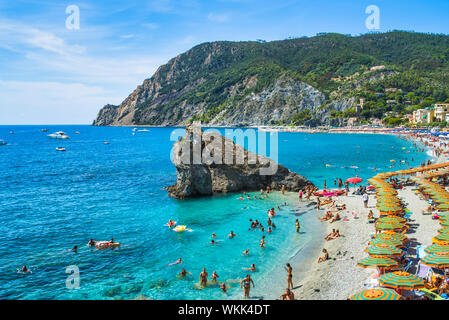 Monterosso al Mare, province de La Spezia, Italie - 17 août 2019 : ligne de rivage avec une plage de la ville / Ligurie / grande plage location vacances Italie / Cinque Terre Banque D'Images