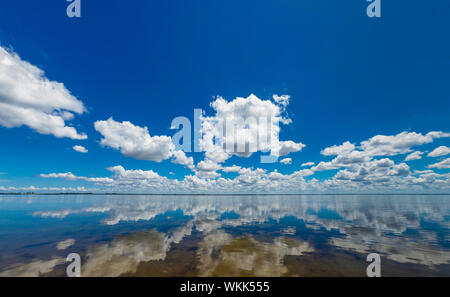 Réflexions nuage blanc dans la baie de Sarasota de Longboat Key dans le sud-ouest de la Floride Banque D'Images