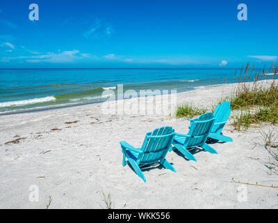 Chaises de plage sur le golfe du Mexique sur la plage de Longboat Key Floride Banque D'Images