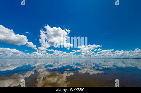 Réflexions nuage blanc dans la baie de Sarasota de Longboat Key dans le sud-ouest de la Floride Banque D'Images