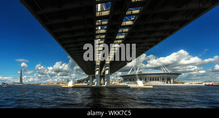 Sous le pont sur le golfe de Finlande avec Krestovsky (stade Zenit Arena) et gratte-ciel Centre Lakhta Banque D'Images