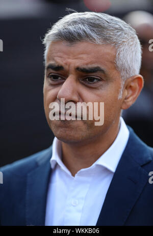 Maire de Londres Sadiq Khan parlant aux médias devant les Maisons du Parlement à Westminster, Londres. Banque D'Images