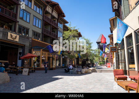 Mammoth Lakes, Californie - le 12 juillet 2019 - Vue sur le village de Mammoth Lakes, un piéton friendly centre commercial avec restaurants Banque D'Images