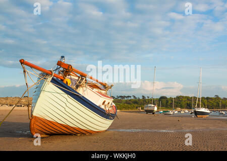 Un voilier repose sur le sable à instow beach, North Devon durant la marée basse sur une journée ensoleillée Banque D'Images