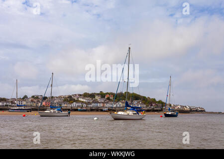 Vue de carte postale de bateaux amarrés à Instow, Devon avec arrière-plan il int Appledore Banque D'Images