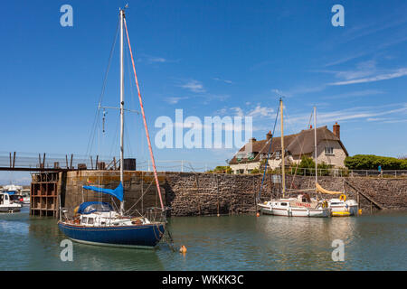 Yachts amarrés dans une petite station Harbour - Porlock Weir, une destination touristique populaire dans le sud-ouest de l'Angleterre. Banque D'Images