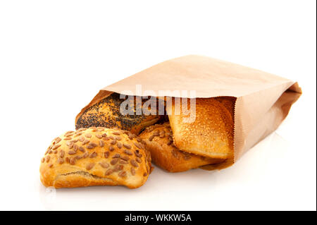 Petits pains de luxe en sachet avec grain isolé sur fond blanc Banque D'Images