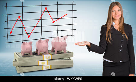 Businesswoman main sur points tirelire et l'argent. Calendrier des augmentations de prix en arrière-plan Banque D'Images