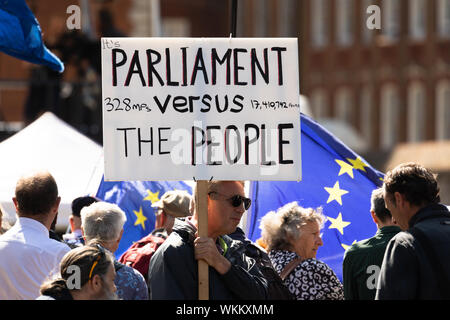 Londres, Royaume-Uni. 4 septembre 2019. Un Brexit manifestant pro avec une pancarte marche dernières pro restent des manifestants à Westminster. Aujourd'hui, les membres du Parlement (MP) vont voter sur l'opportunité de bloquer un no deal Brexit et tenir une élection générale. Credit : Londres Pix/Alamy Live News Banque D'Images