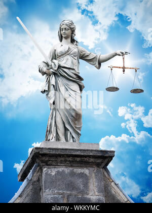 L'image d'une belle justitia statue devant un ciel bleu Banque D'Images
