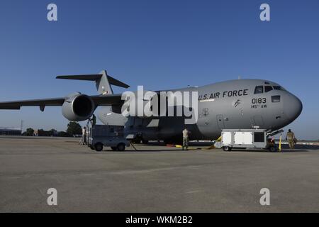 Les membres du 145e groupe de maintenance préparer le C-17 Globemaster III pour déployer à l'appui de l'Ouragan Dorian soulagement dans l'avance de l'arrivée des tempêtes, tout en Caroline du Air National Guard Base, Charlotte NC, 3 septembre 2019, 3 septembre 2019. L'ouragan Dorian est une catégorie trois tempête qui a causé de graves dommages aux Bahamas avec une projection de frapper la Caroline du Nord, chaque année, le 145e Airlift Wing répond et se prépare pour un ouragan en cas d'atterrissage stateside. L'image de courtoisie d'un membre de la 1re classe Juan Paz/145e Airlift Wing, Affaires publiques de la Garde nationale de Caroline du Nord. ( Banque D'Images