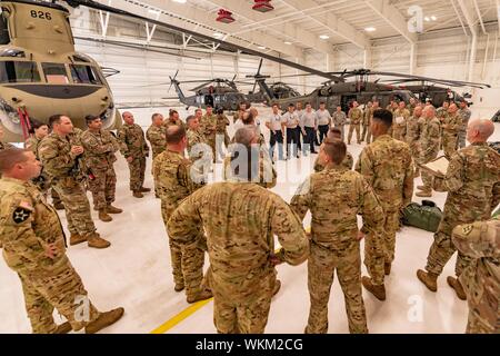 OPA-LOCKA, Floride, Floride (2 septembre 2019) -- Les soldats de la Garde nationale de Floride et les aviateurs, de la Force de réaction de l'amélioré CBRN (CERFP), de charger l'équipement et préparer d'éventuelles missions à l'intervention lors de l'Ouragan Dorian, le 2 septembre 2019. (Photo de Ching Oettel). () Banque D'Images