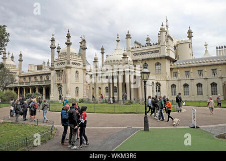 Brighton Royal Pavilion visiteurs devant l'entrée de l'immeuble en été Août 2019 England UK KATHY DEWITT Banque D'Images