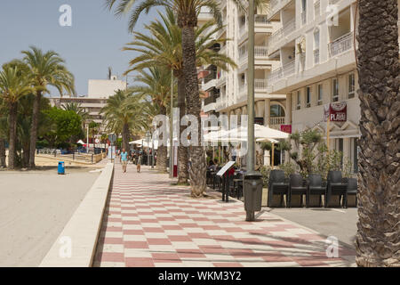 Plage et front de mer à Santa Pola, Costa Blanca, Espagne Banque D'Images