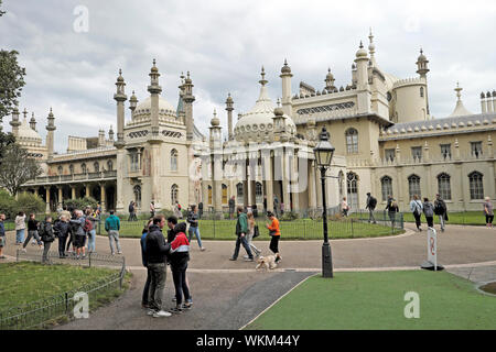 Brighton Royal Pavilion visiteurs devant l'entrée de l'immeuble en été Août 2019 England UK KATHY DEWITT Banque D'Images