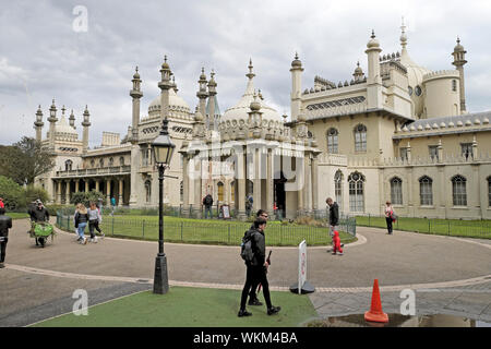 Brighton Royal Pavilion visiteurs devant l'entrée de l'immeuble en été Août 2019 England UK KATHY DEWITT Banque D'Images